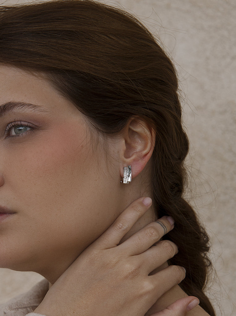 Elegant geometric design omega-shaped pendant