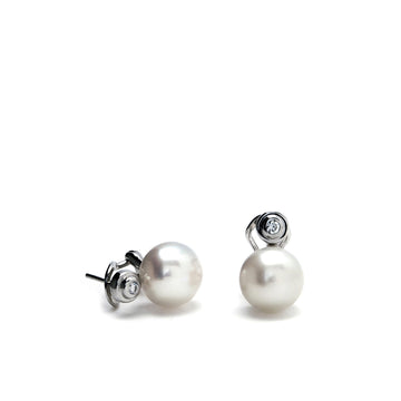 Pearl earrings with a circular detail formed by a cubic zirconia