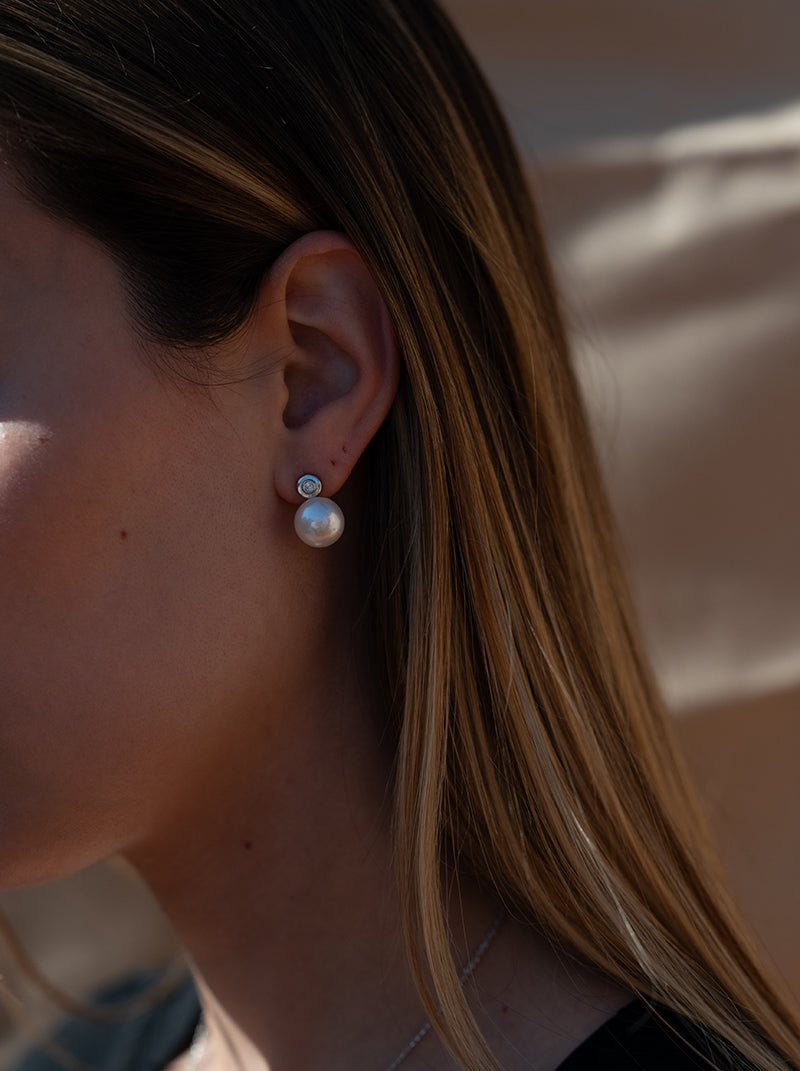 Boucles d'oreilles perles détail circulaire formé par un zircon cubique