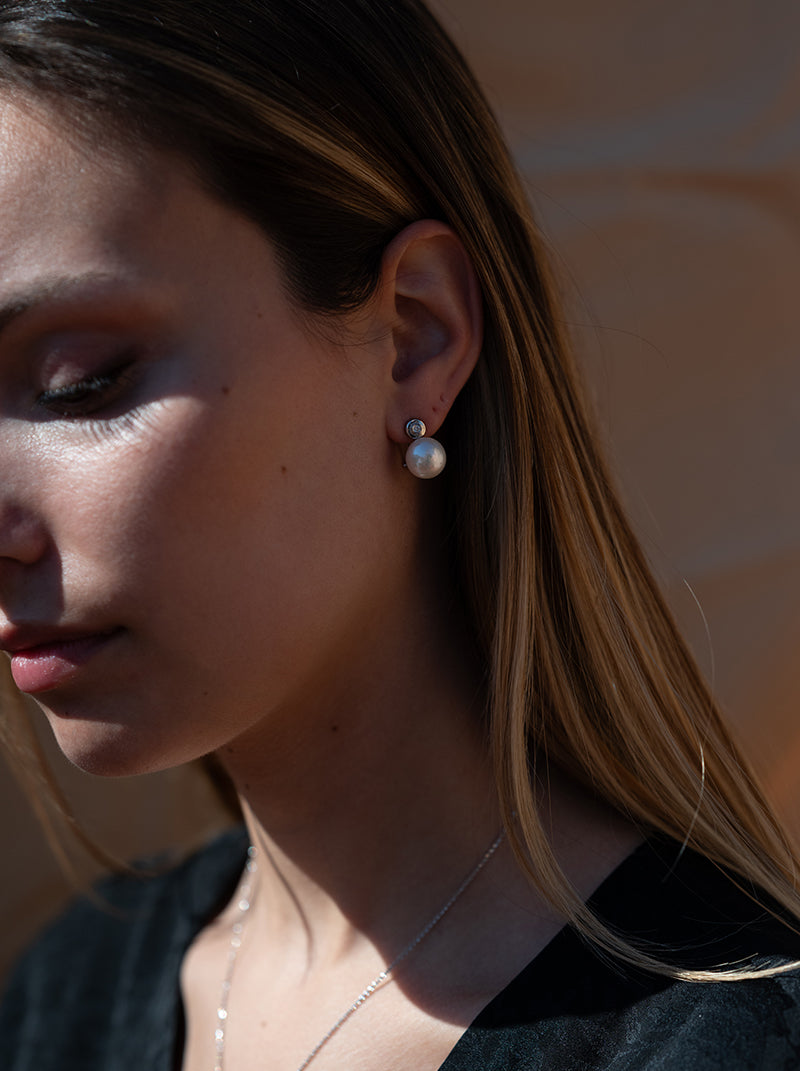 Pearl earrings circular detail formed by a cubic zirconia