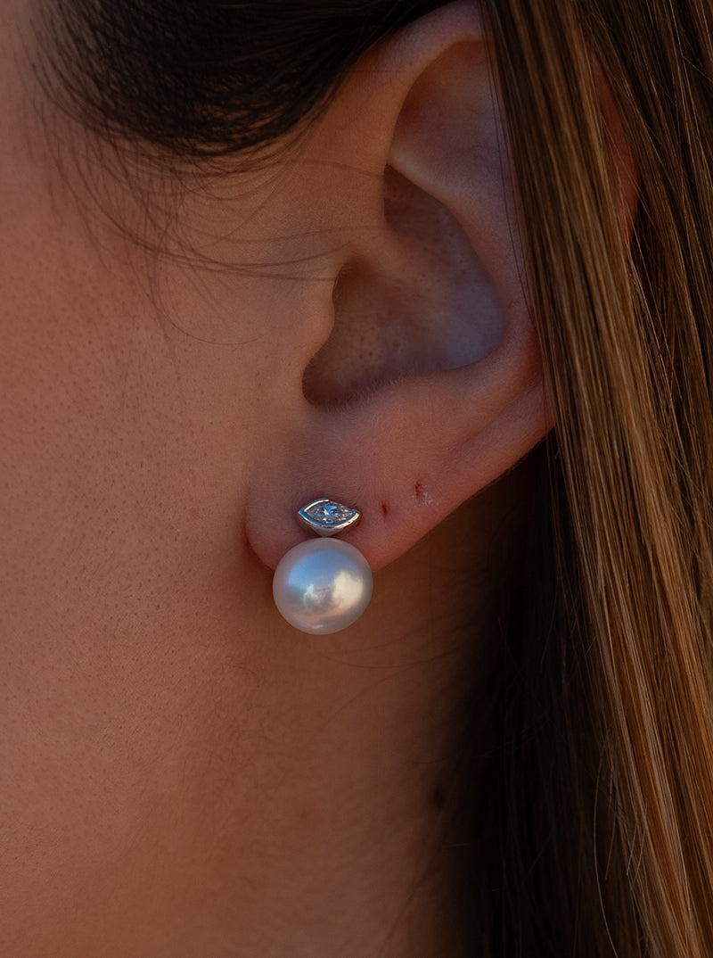 Pendientes de plata tu y yo plata con perla de agua dulce y detalle ovalado