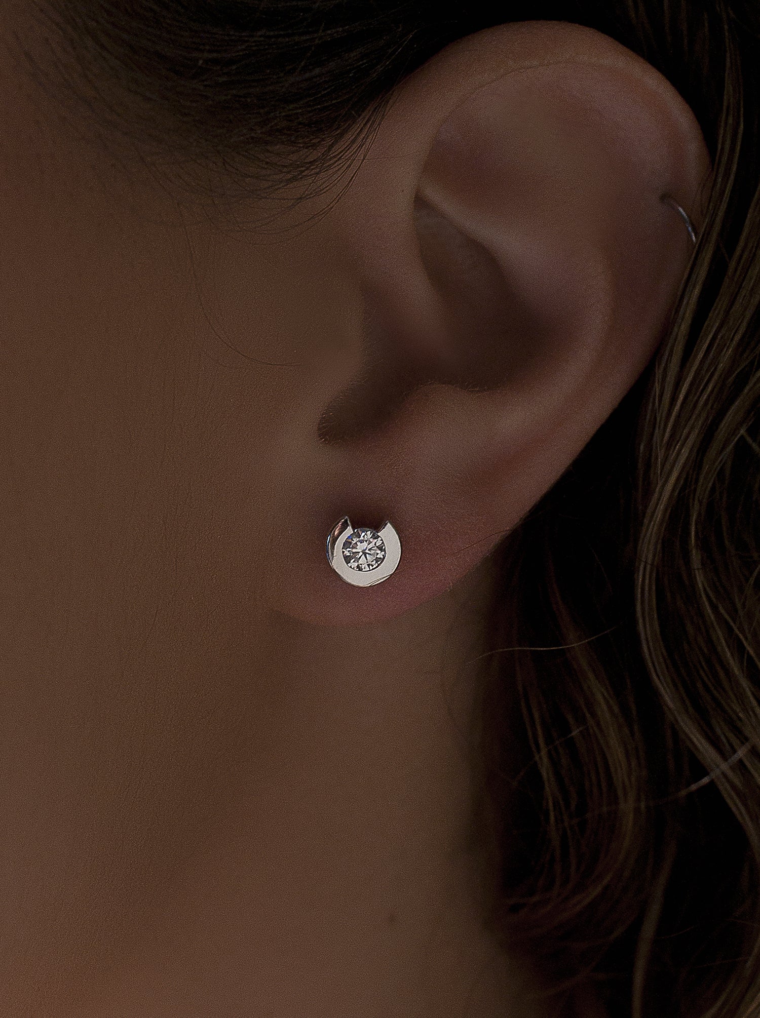 Pendientes botón con contorno semiabierto y circonita