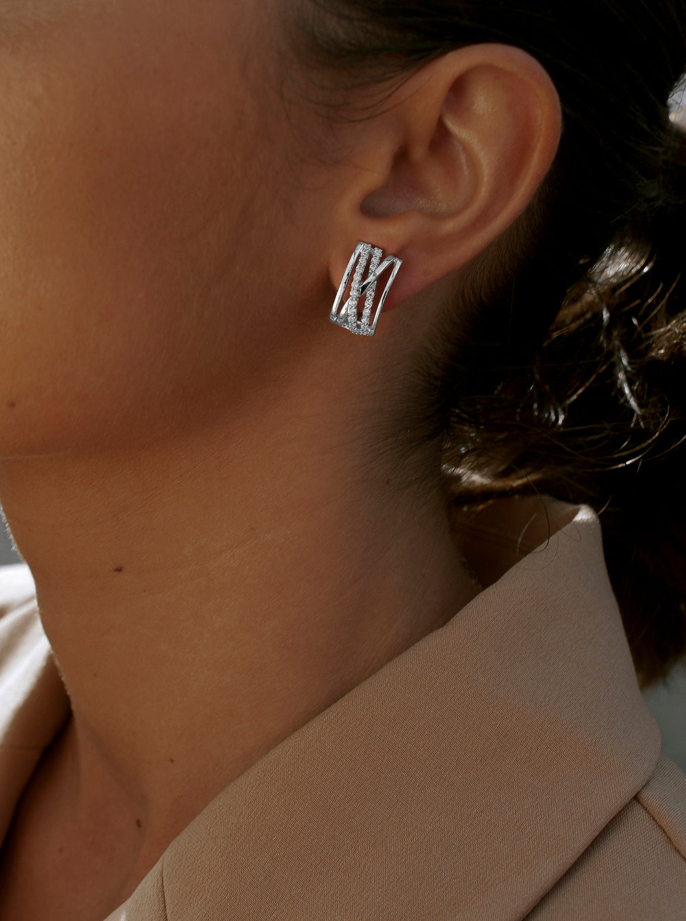 Boucles d'oreilles fermeture omega design entrelacé avec  de  rails de zircons