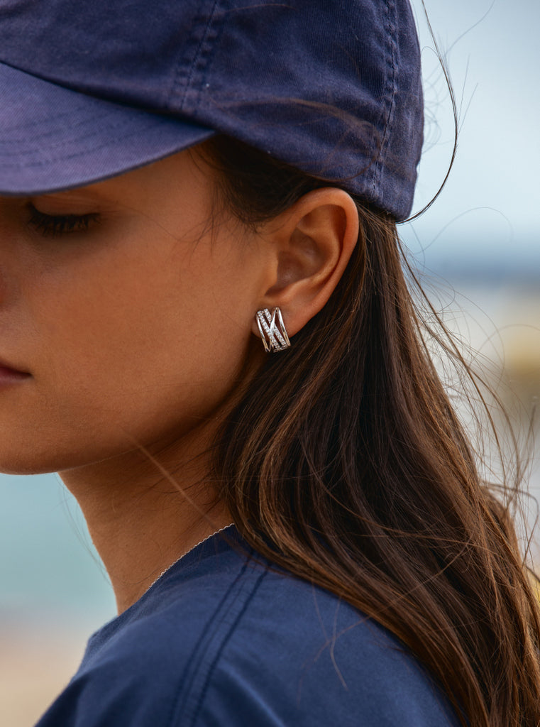 Boucles d'oreilles fermeture omega design entrelacé avec  de  rails de zircons