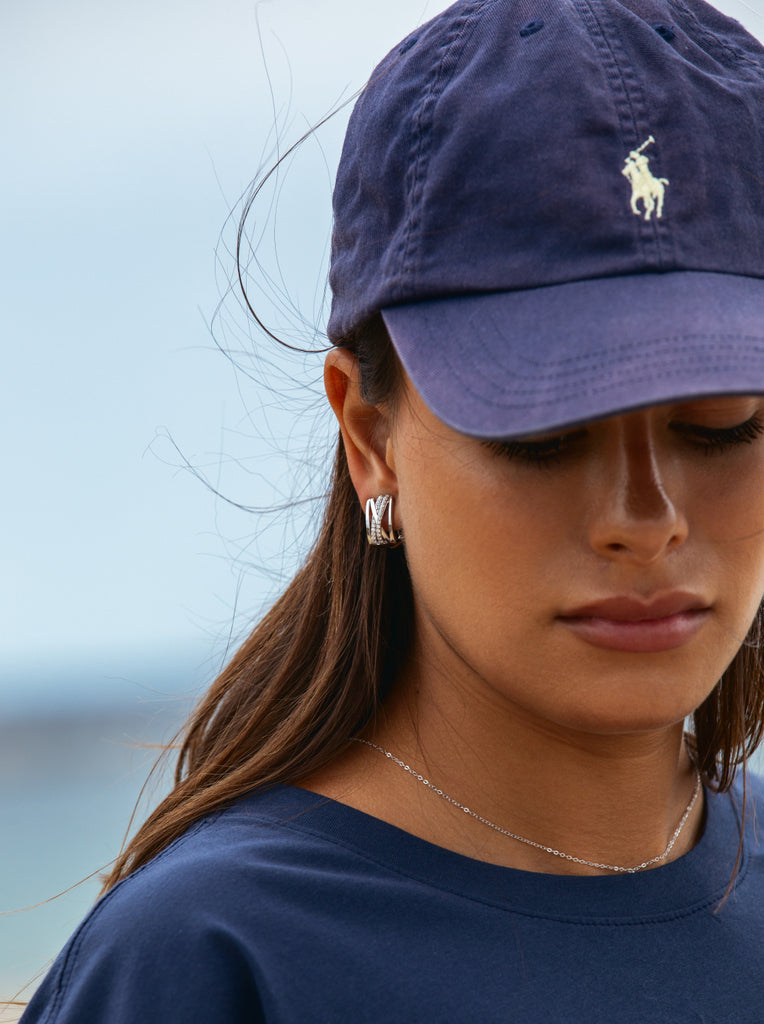 Boucles d'oreilles fermeture omega design entrelacé avec  de  rails de zircons