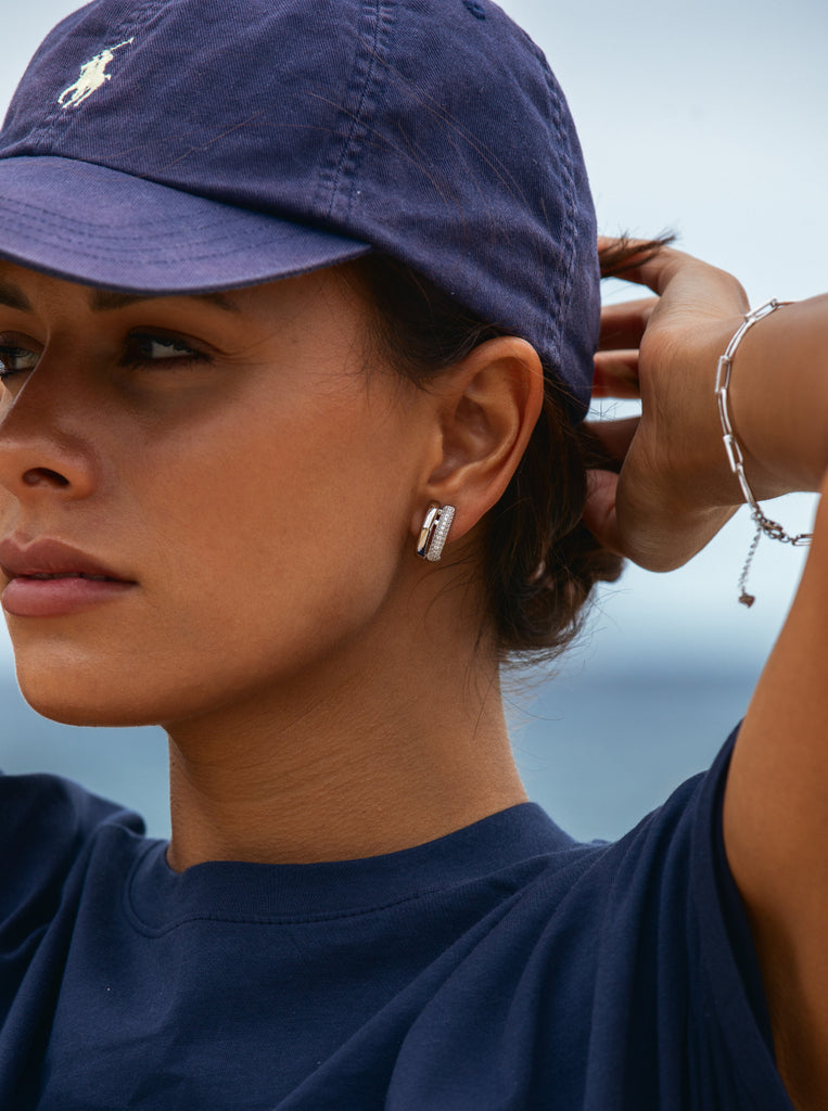 Boucles d'oreilles à fermoir Omega, modèle à deux rails avec zircone cubique