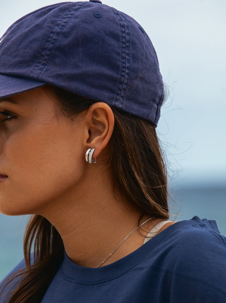 Boucles d'oreilles à fermoir Omega, modèle à deux rails avec zircone cubique