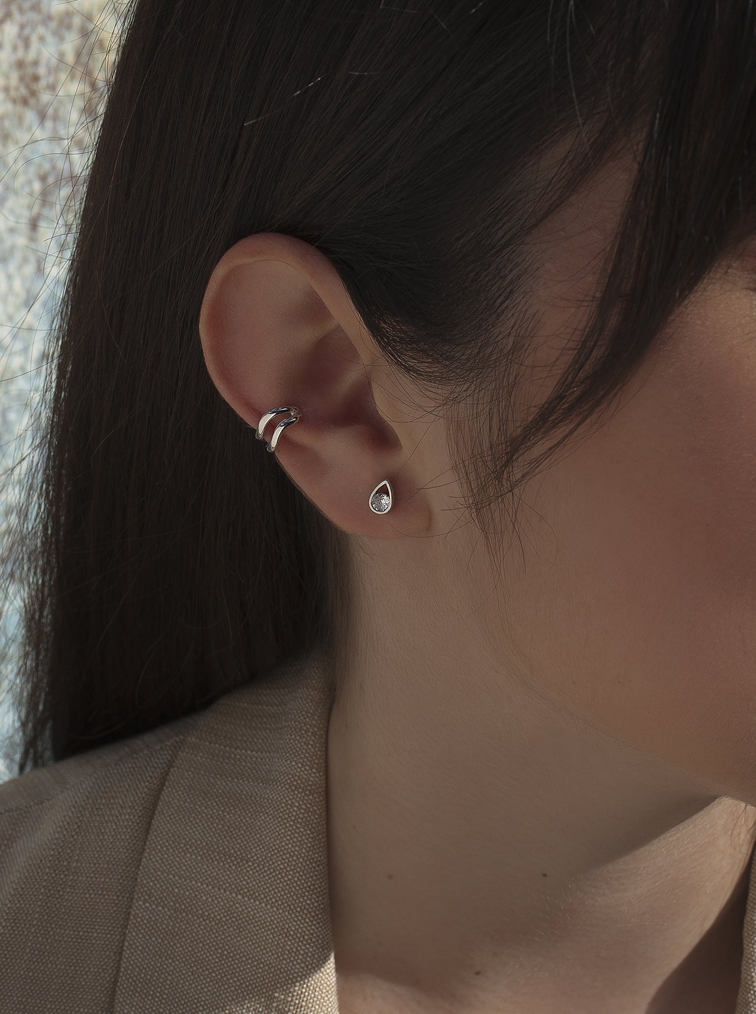 Pendientes brillantes pequeños diseño lágrima y circonita central