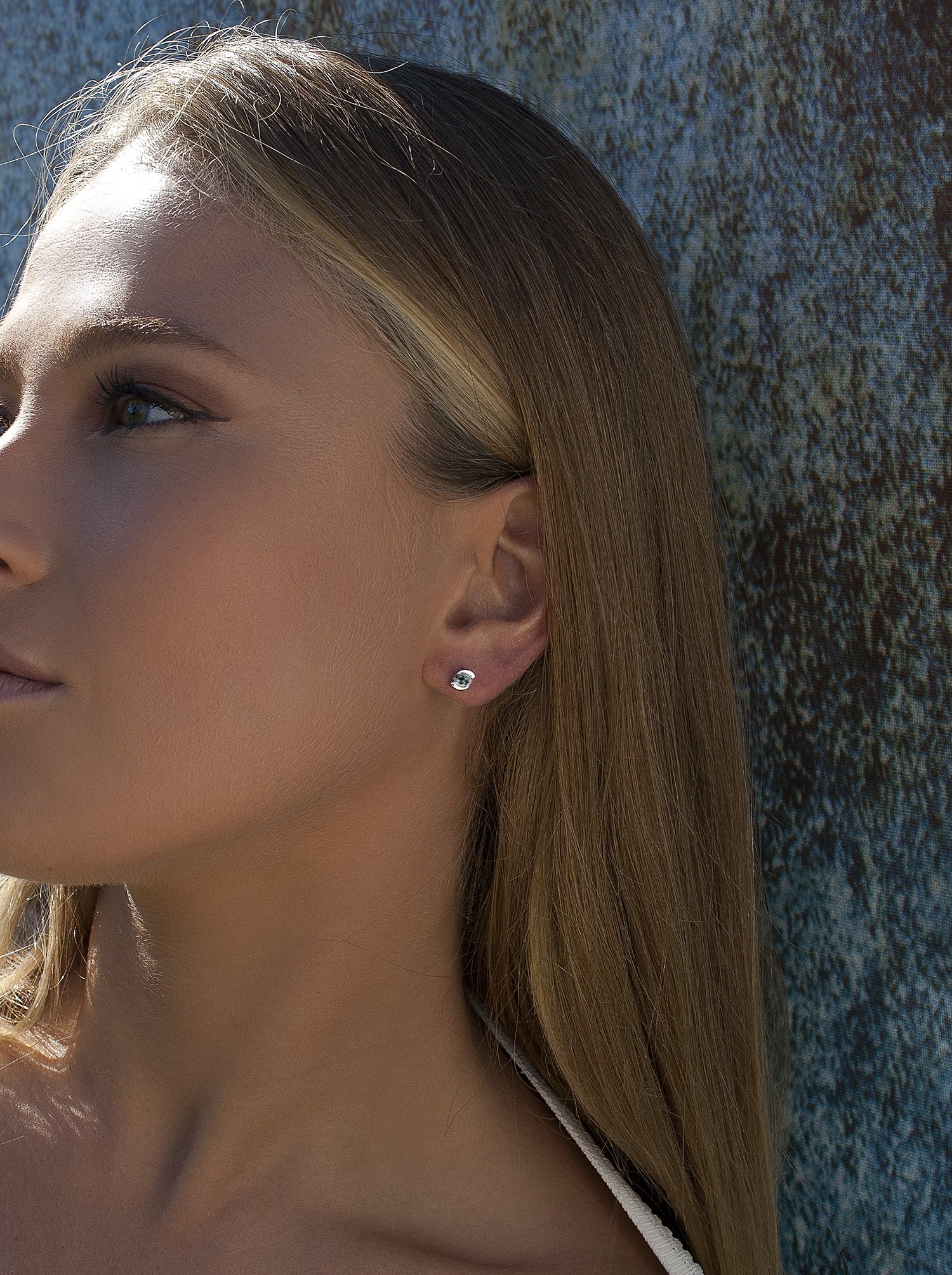 Pendientes brillantes pequeños diseño circonita central y grapas