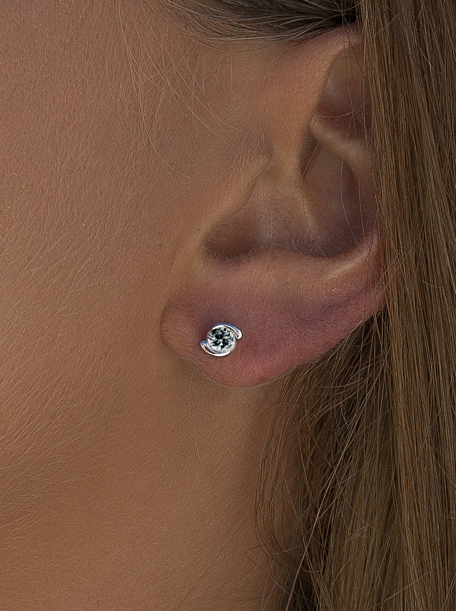 Pendientes brillantes pequeños diseño circonita central y grapas