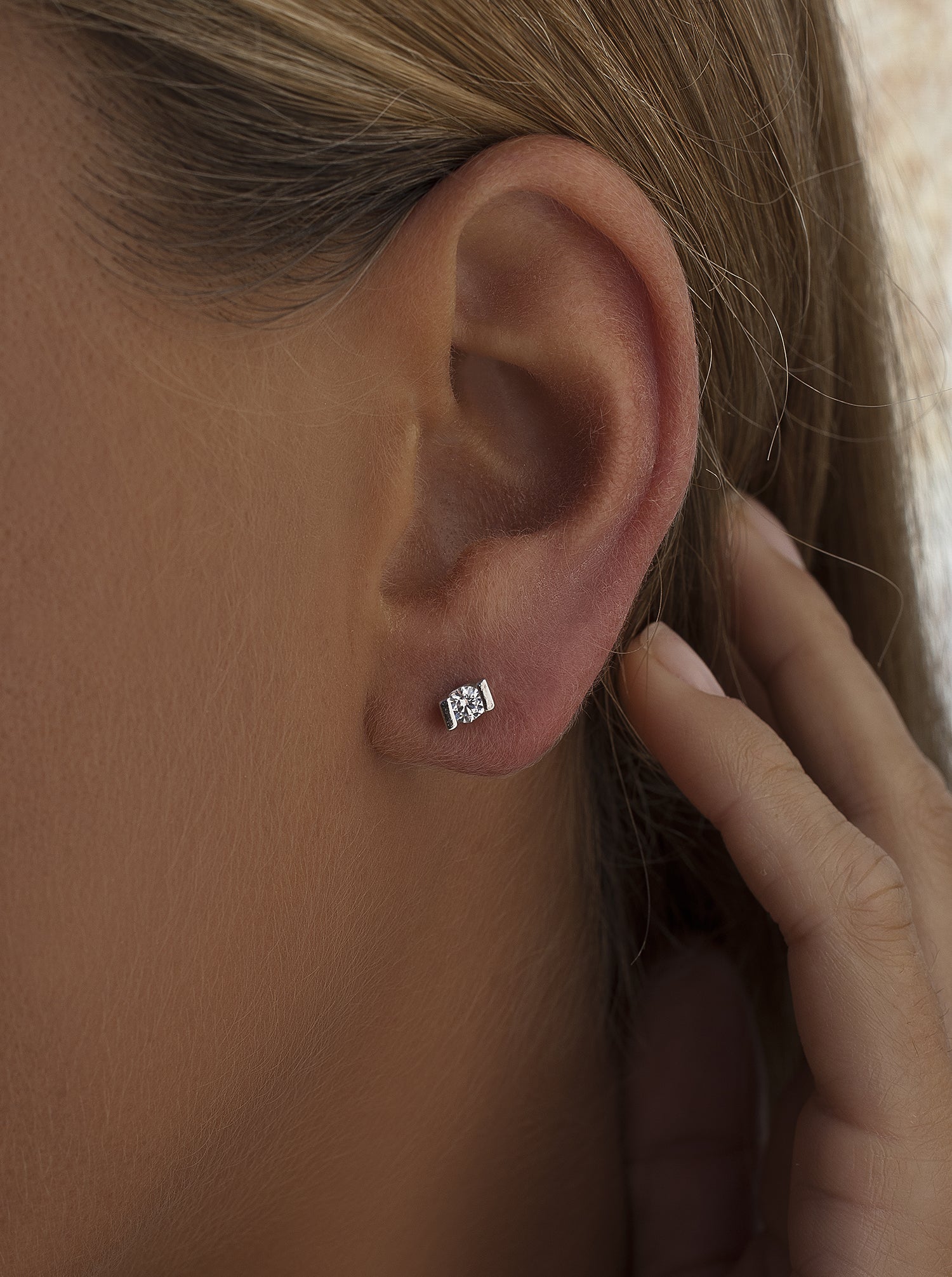 Pendientes brillantes pequeños diseño de circonita central