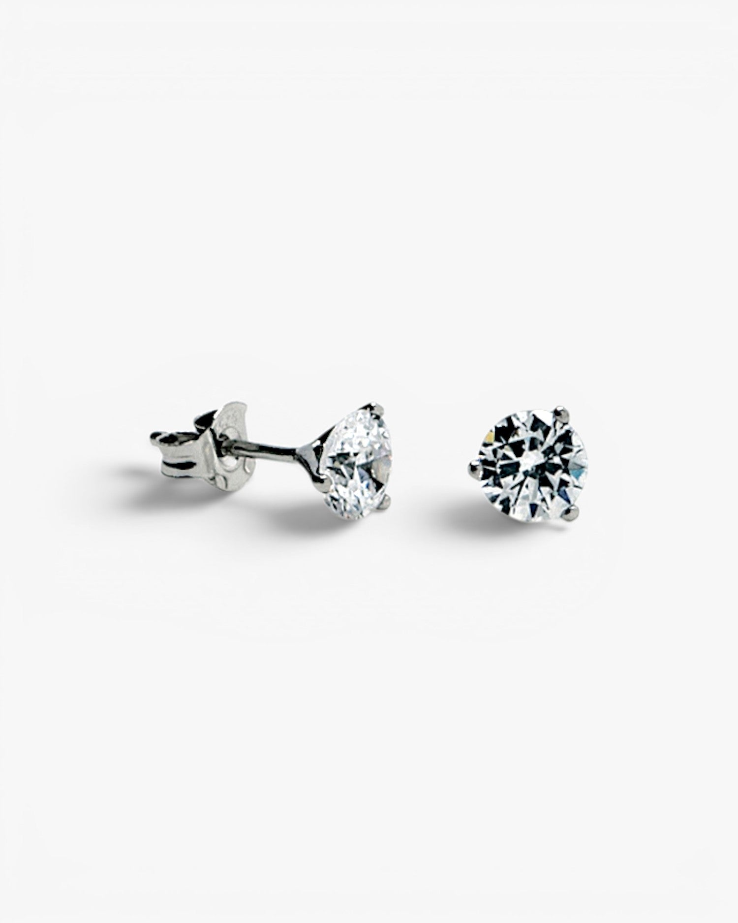 Petites boucles d'oreilles étincelantes avec zircon cubique taille ronde
