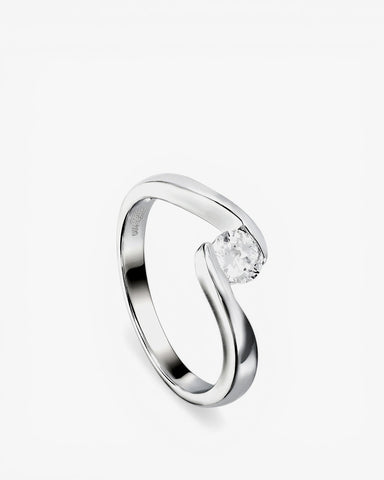 Anillos de compromiso de plata diseño irregular con cuarzo adamantino