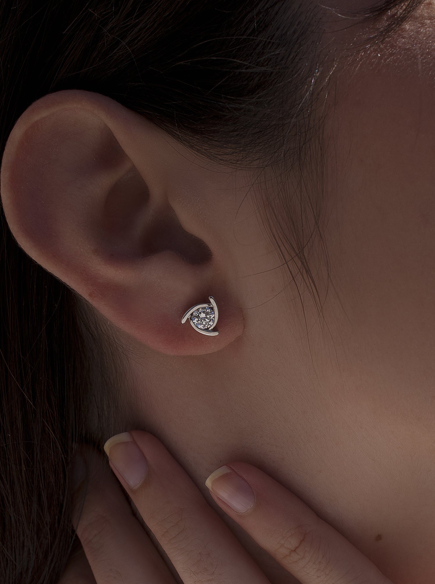 Pendientes botón diseño triangular irregular con circonita