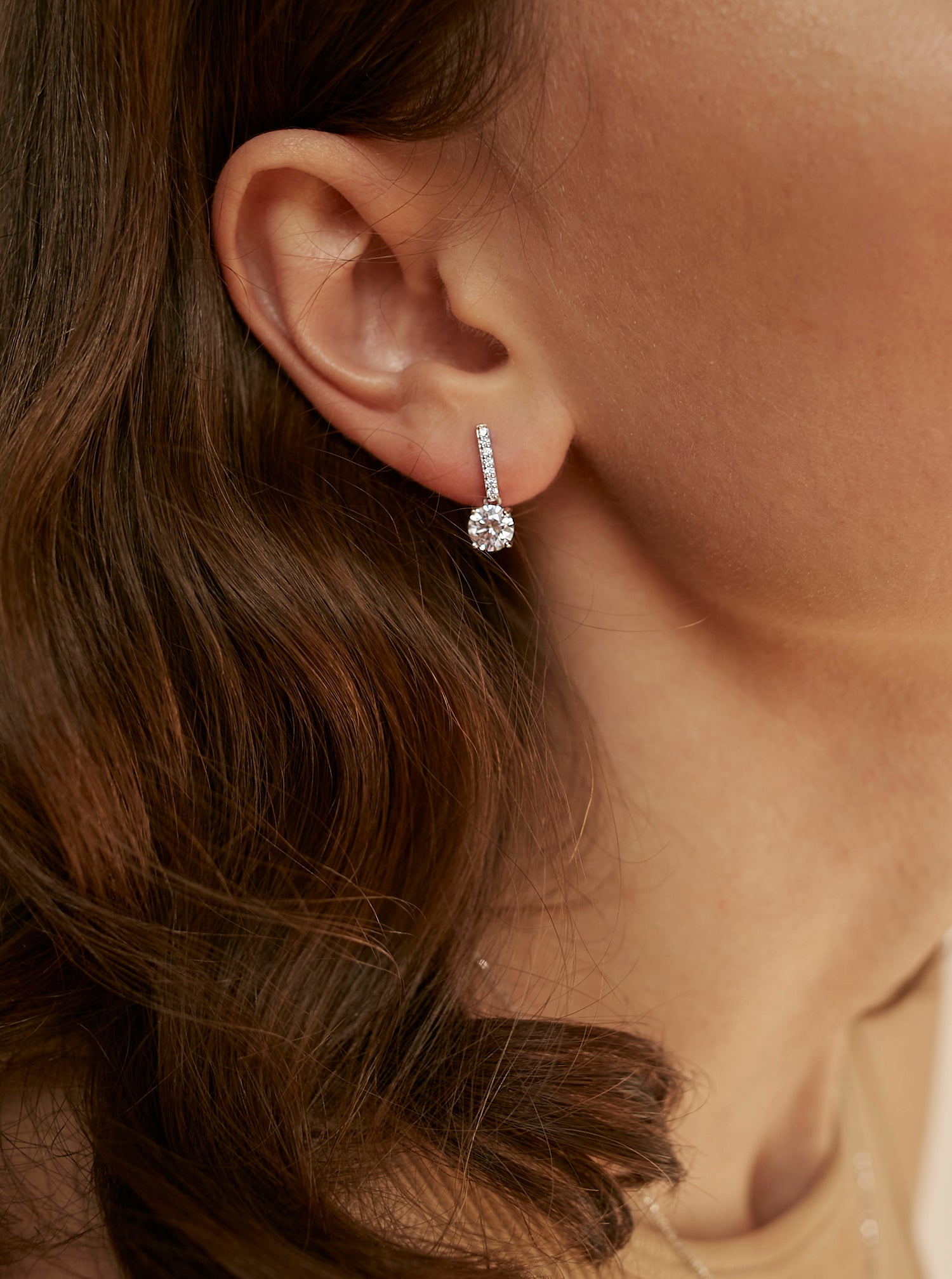 Petites boucles d'oreilles scintillantes en forme de bâtonnet avec des zirconiums cubiques