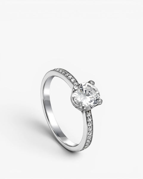 Bague solitaire en argent ornée d'un sertissage en oxyde de zirconium et en quartz adamantium