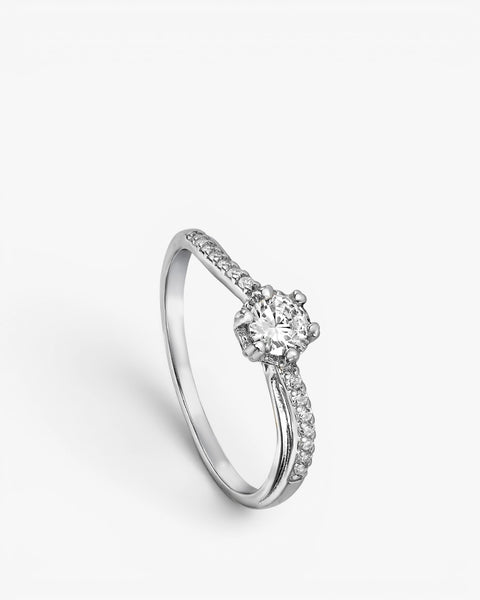 Bague solitaire en argent au design raffiné ornée d'oxydes de zirconium