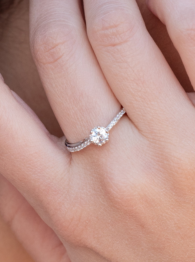 Anillo solitarios de plata diseño fino con circonitas