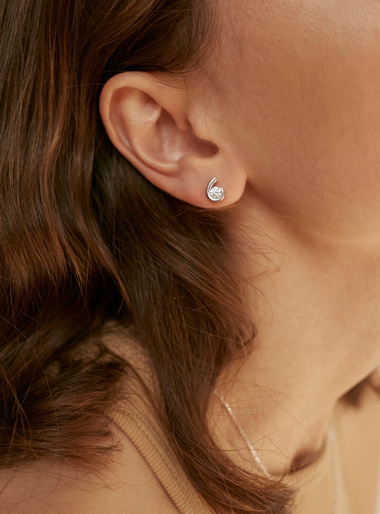 Pendientes botón diseño de lágrima con circonita