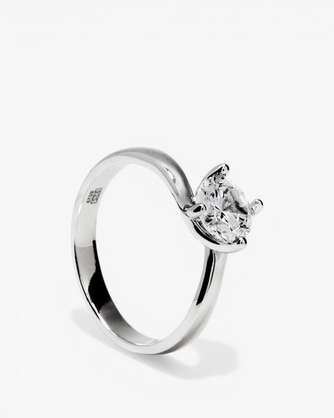 Anillo solitario diseño curvo con circonita central