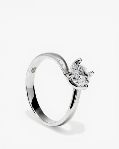 Anillo solitario diseño curvo con circonita central