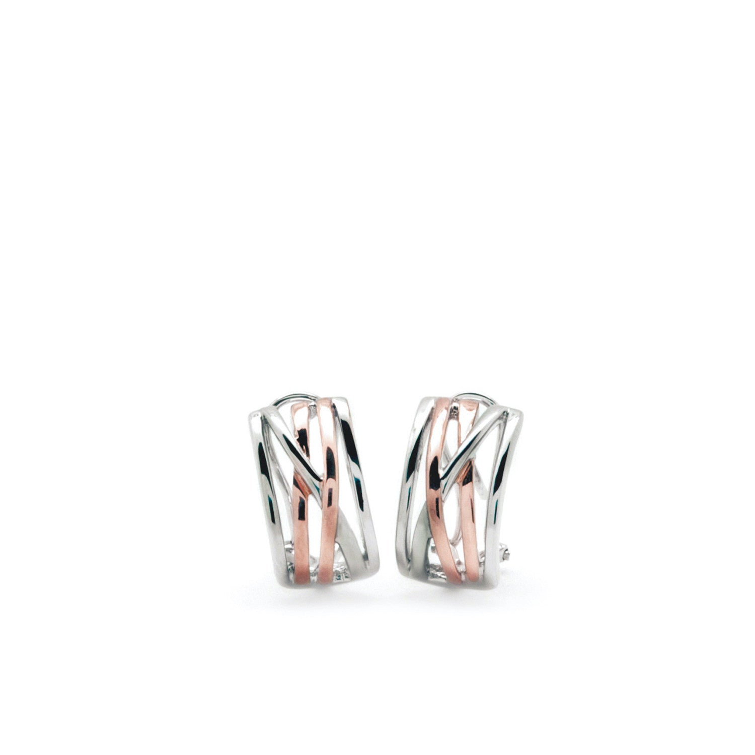 Boucles d'oreilles bicolores en argent et vermeil, ornées d'un motif entrelacé.