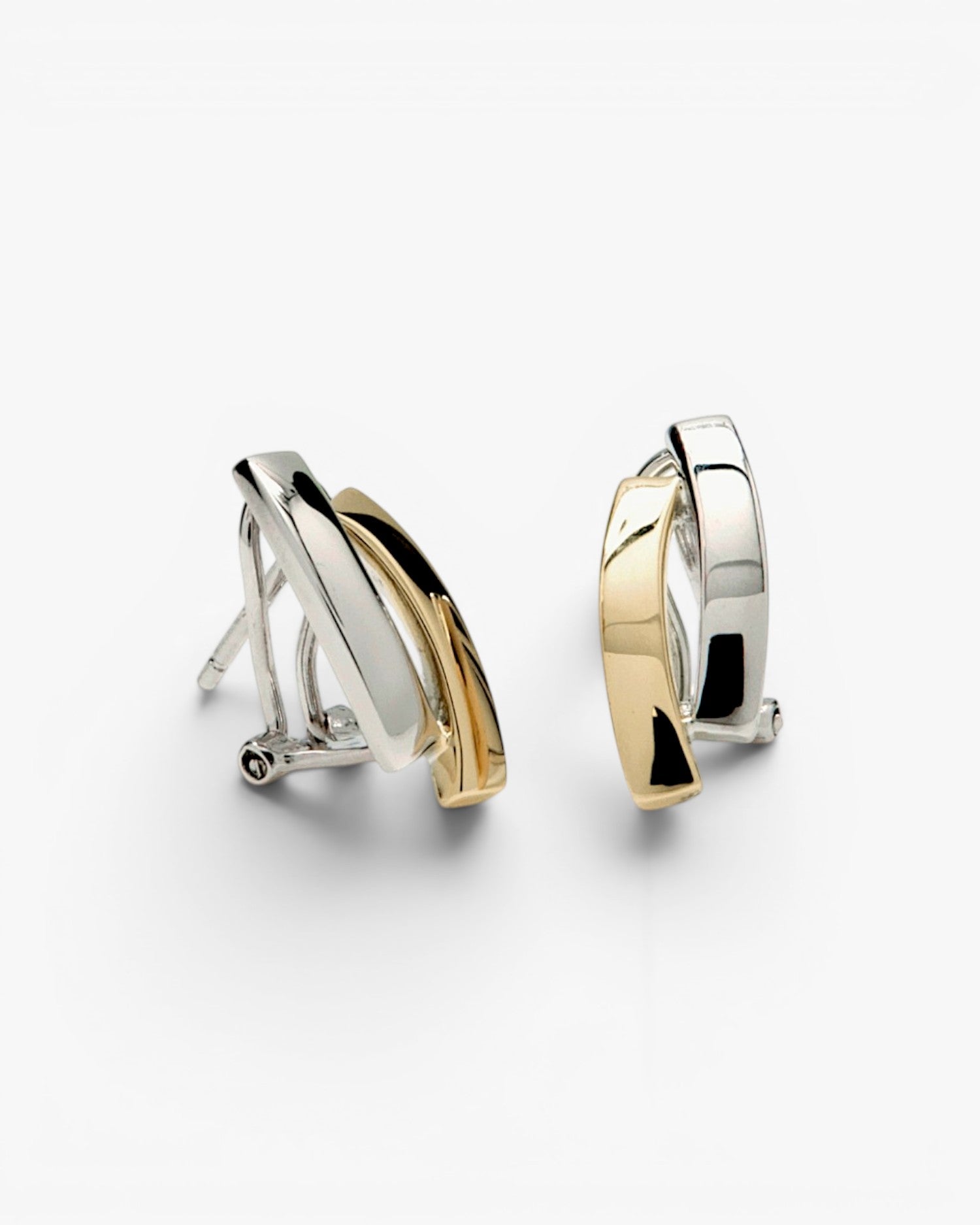 Pendientes cierre omega bicolores diseño convexo