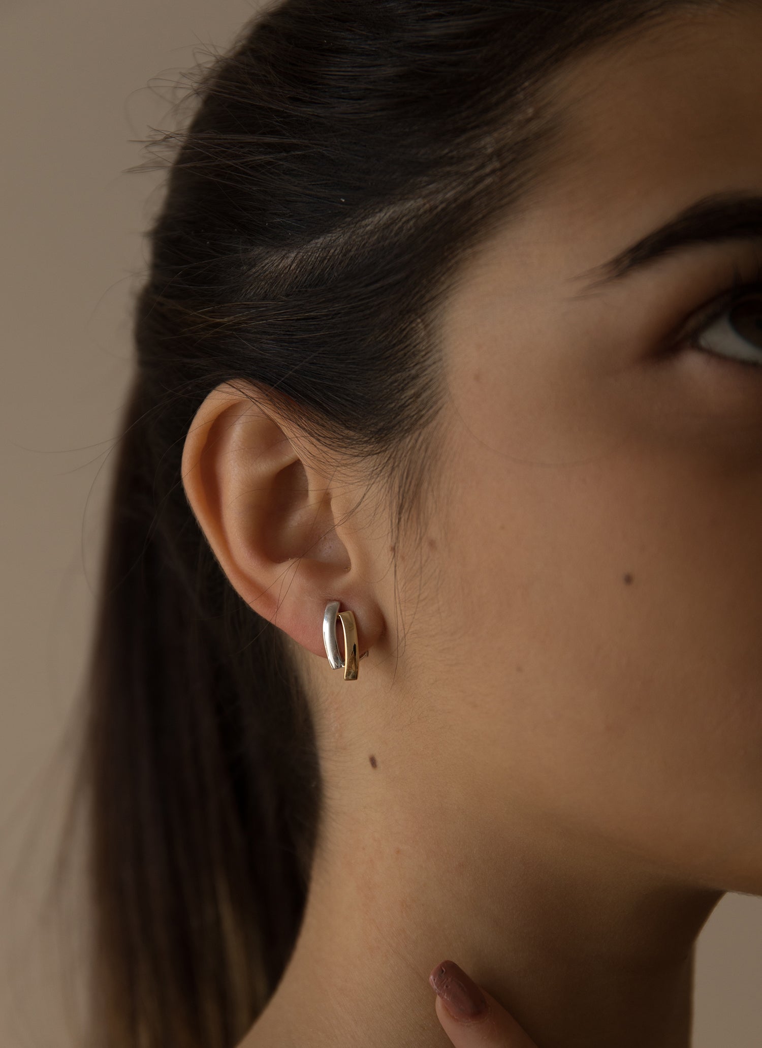 Pendientes cierre omega bicolores diseño convexo