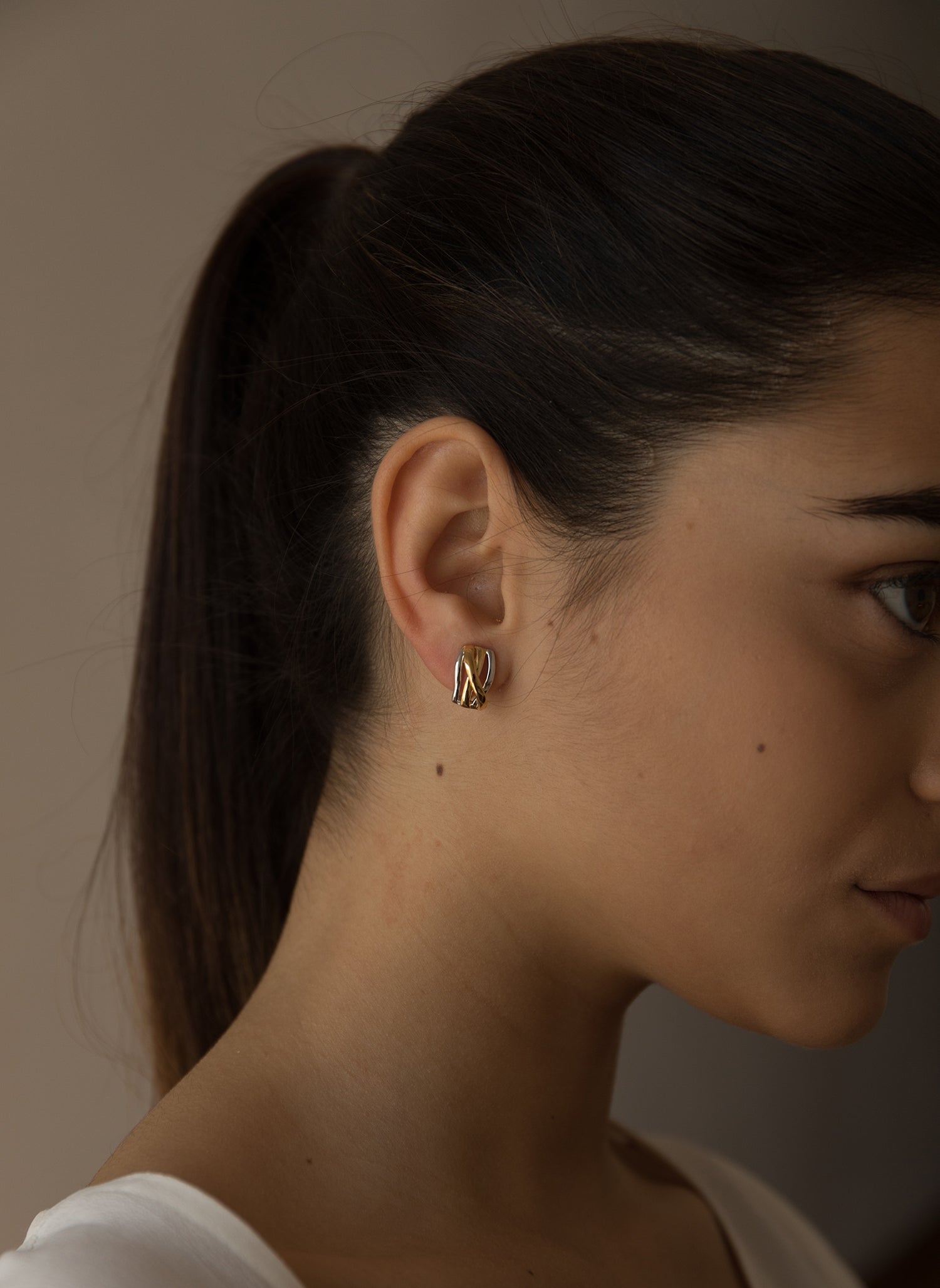 Pendientes bicolor bañados en oro con relieve