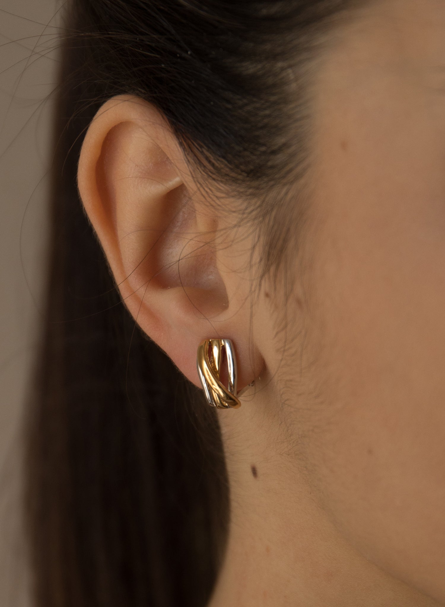 Pendientes bicolor bañados en oro con relieve