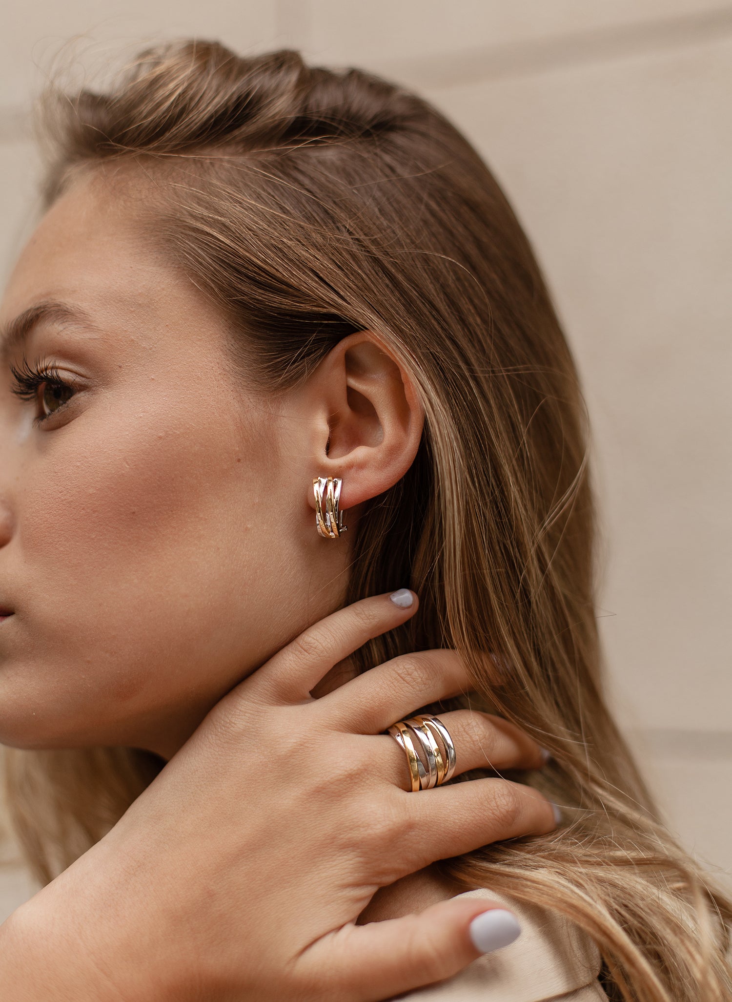 Pendientes bicolor doble carril diagonal con baño de oro