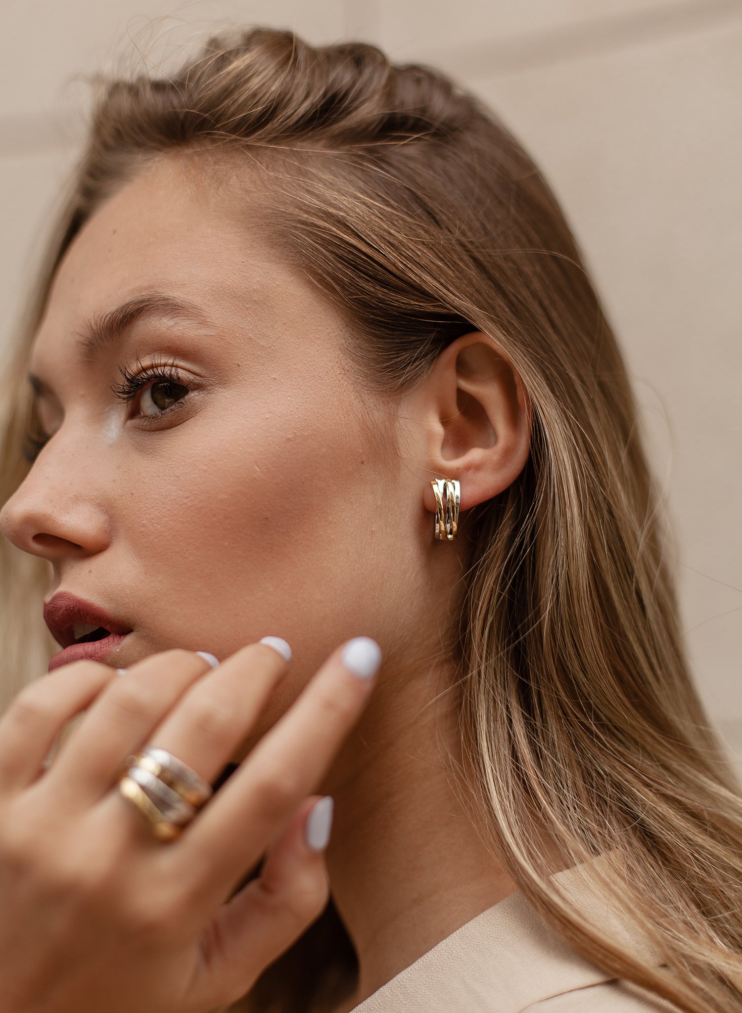 Pendientes bicolor doble carril diagonal con baño de oro