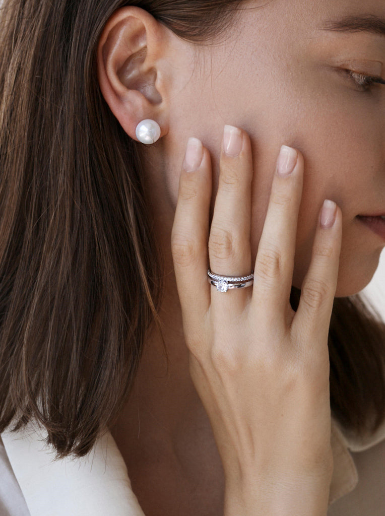 Anillo solitarios diseño de doble carril con circonita central