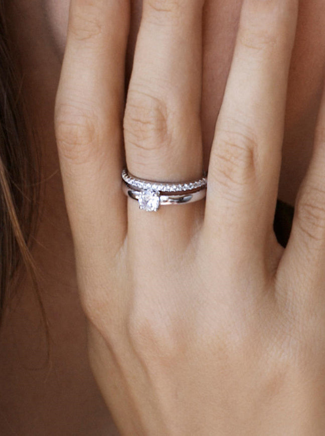 Anillo solitarios diseño de doble carril con circonita central