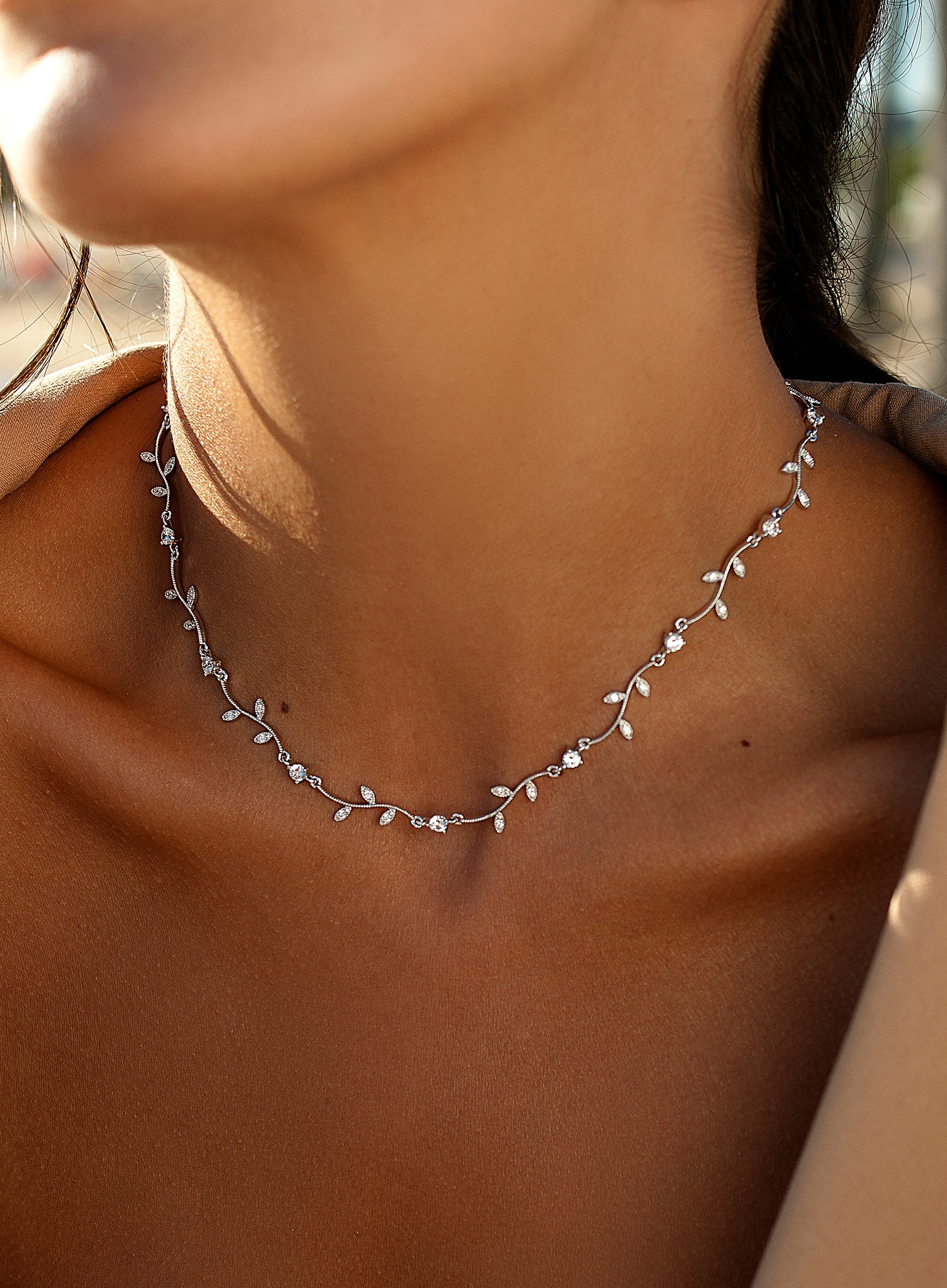 Collares fiesta de plata diseño curvilíneo floral y circonita