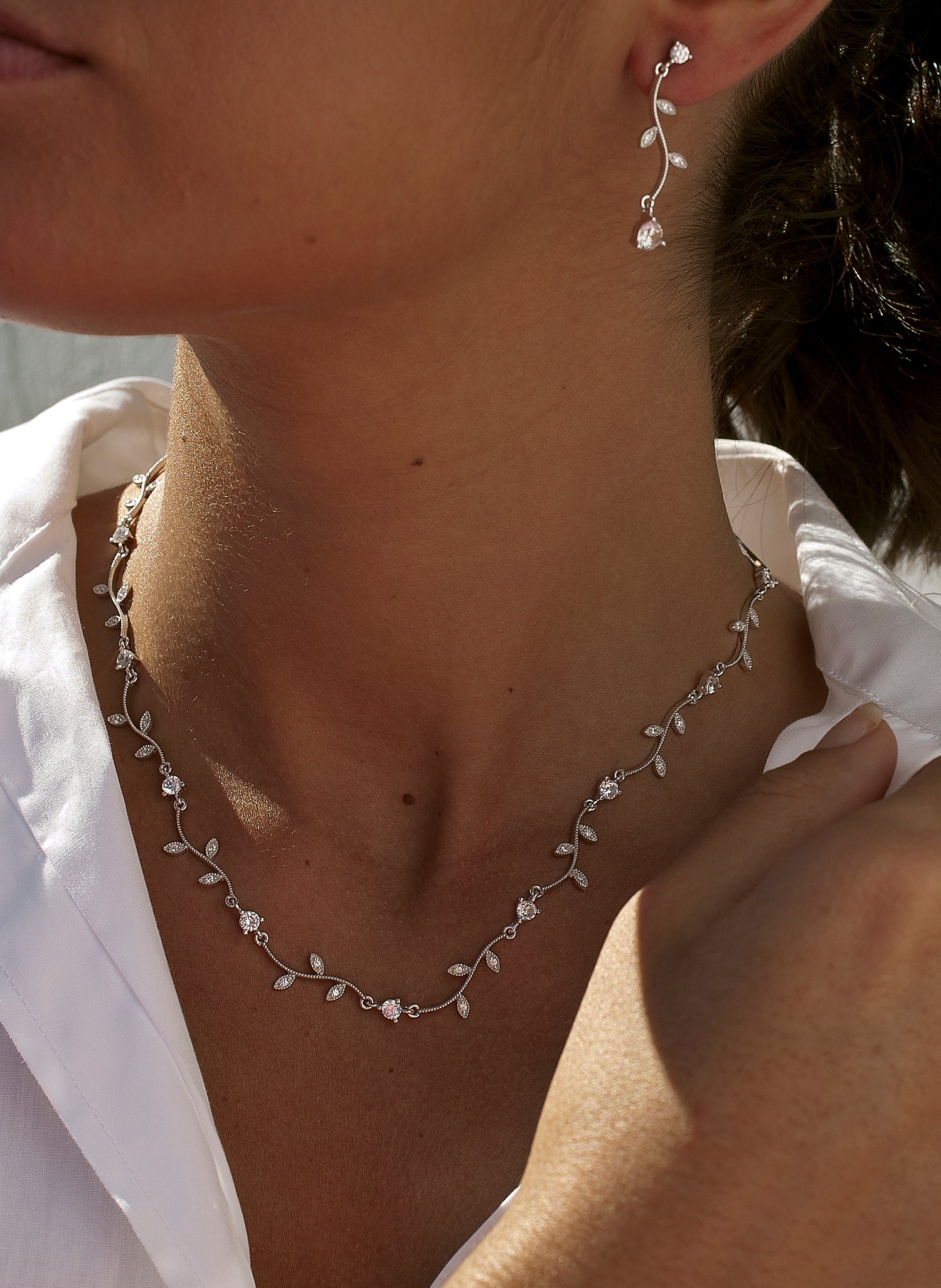 Collares fiesta de plata diseño curvilíneo floral y circonita