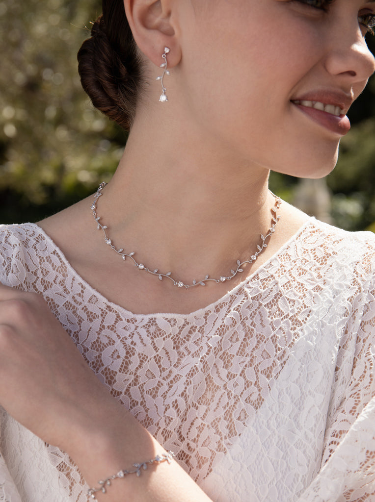 Collares fiesta de plata diseño curvilíneo floral y circonita