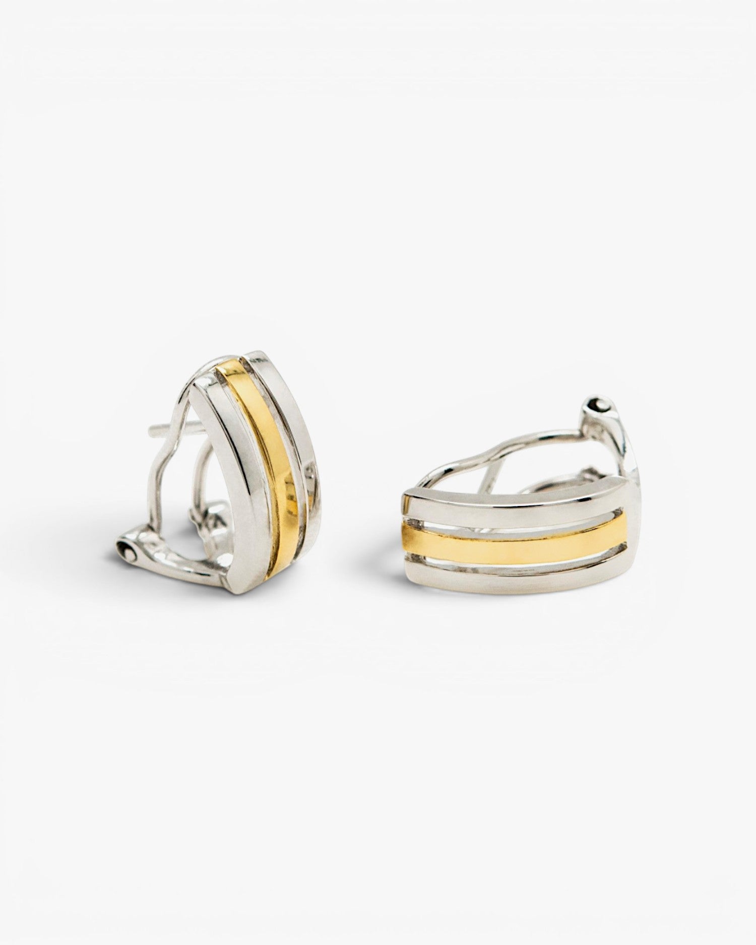Pendientes cierre omega diseño lineal de plata bicolor