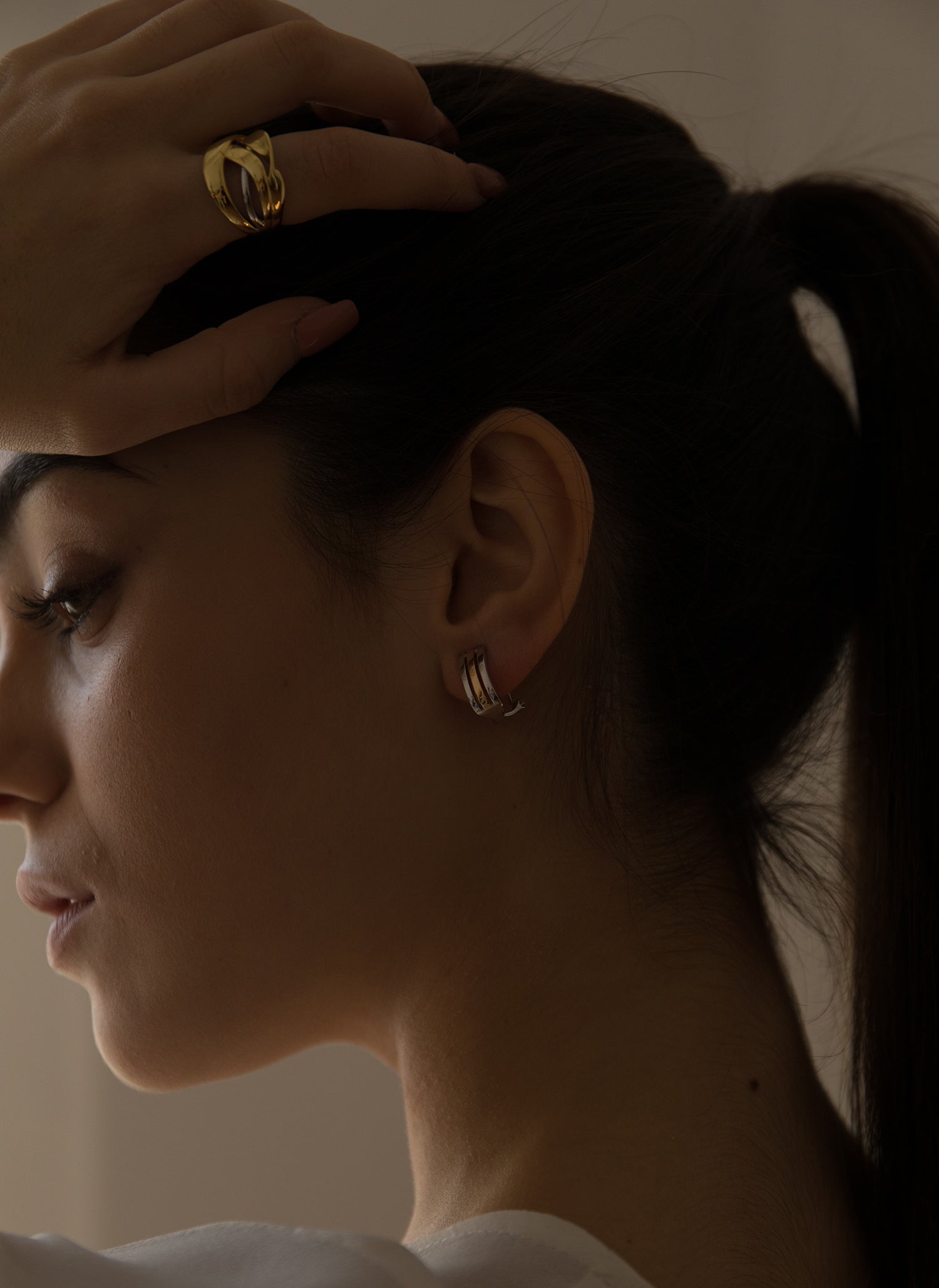 Pendientes cierre omega diseño lineal de plata bicolor