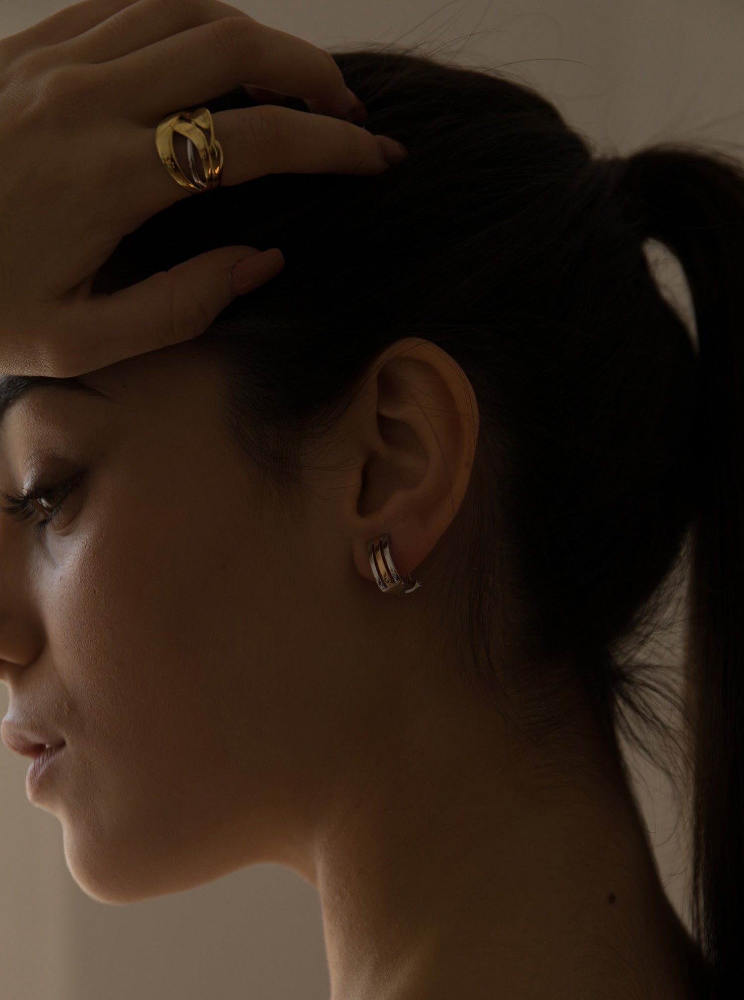 Pendientes cierre omega diseño lineal de plata bicolor