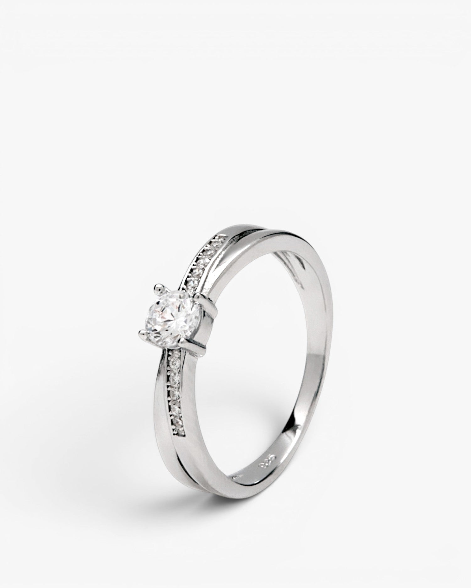 Anillo solitarios diseño diagonal motivo de cuarzo adamantino