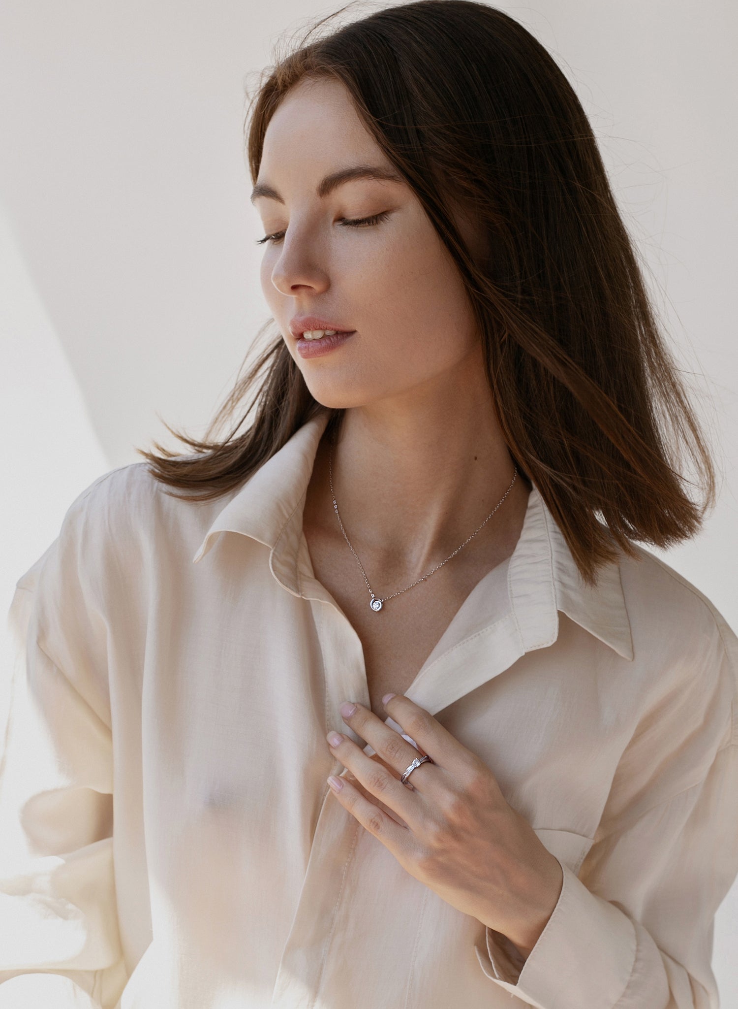 Anillo solitarios diseño diagonal motivo de cuarzo adamantino