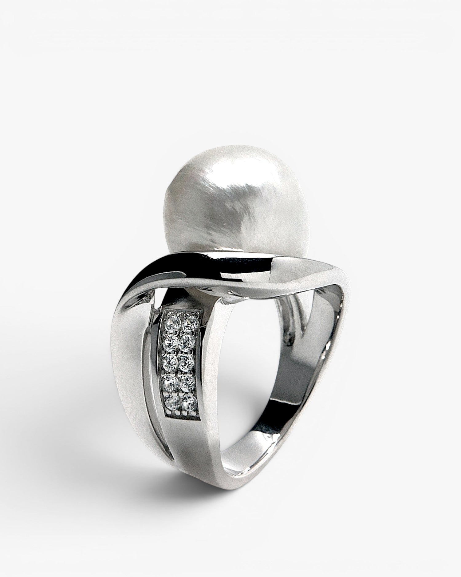 Anillos con perlas diseño irregular con circonita