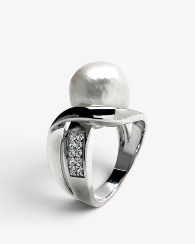 Anillos con perlas diseño irregular con circonita