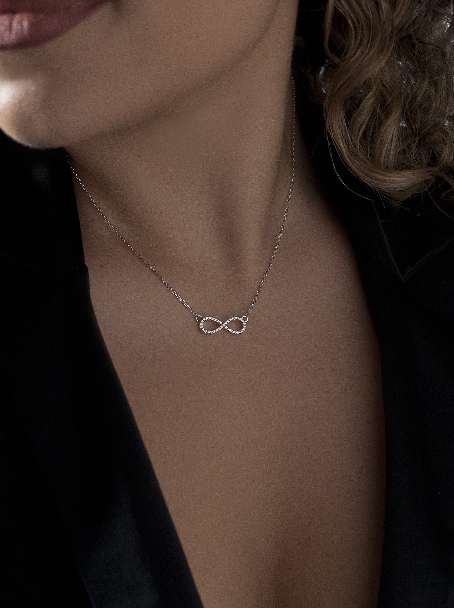 Colgantes pequeños motivo infinito con circonitas