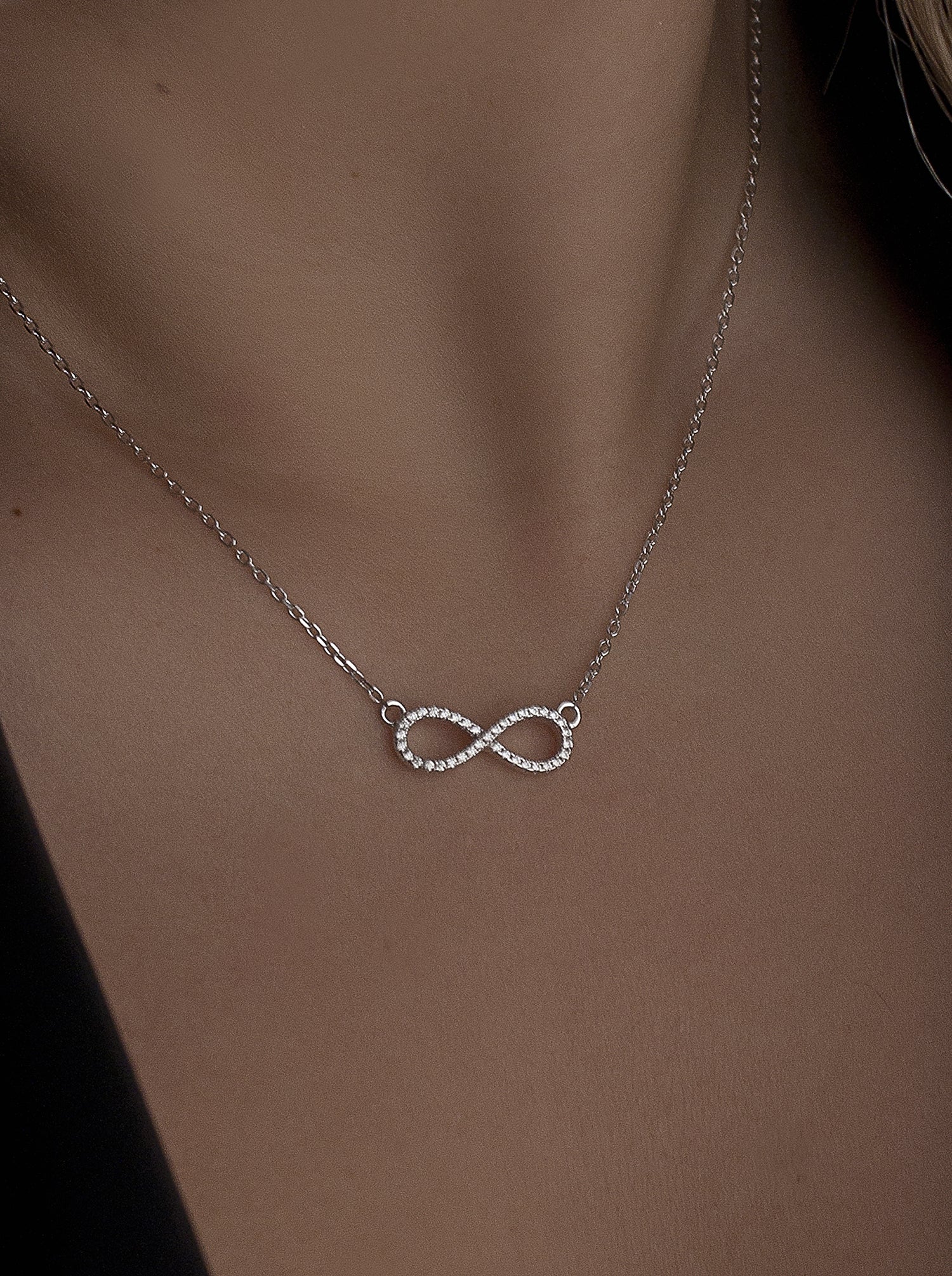 Colgantes pequeños motivo infinito con circonitas