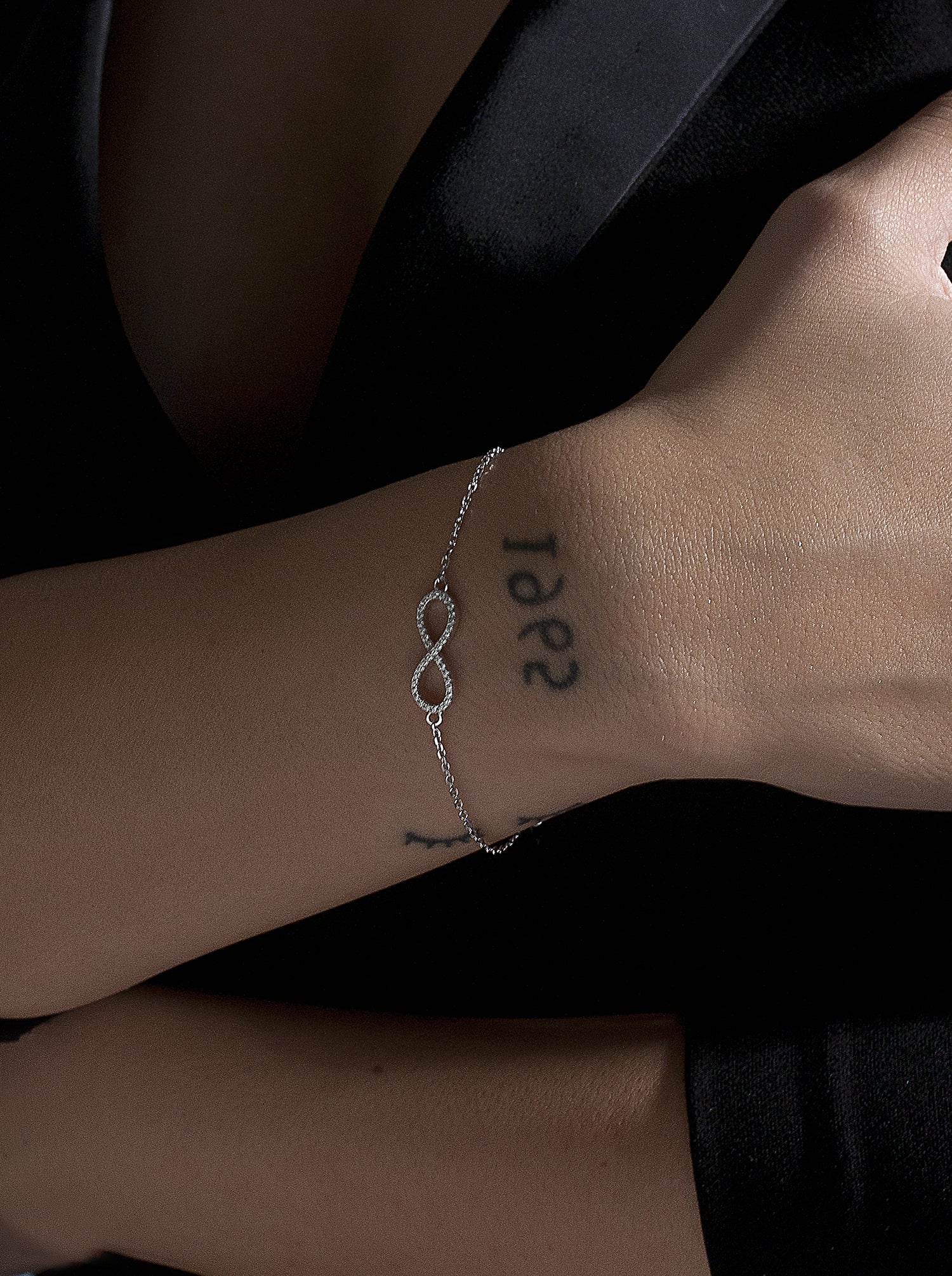 Pulseras finas de plata diseño infinito con circonitas