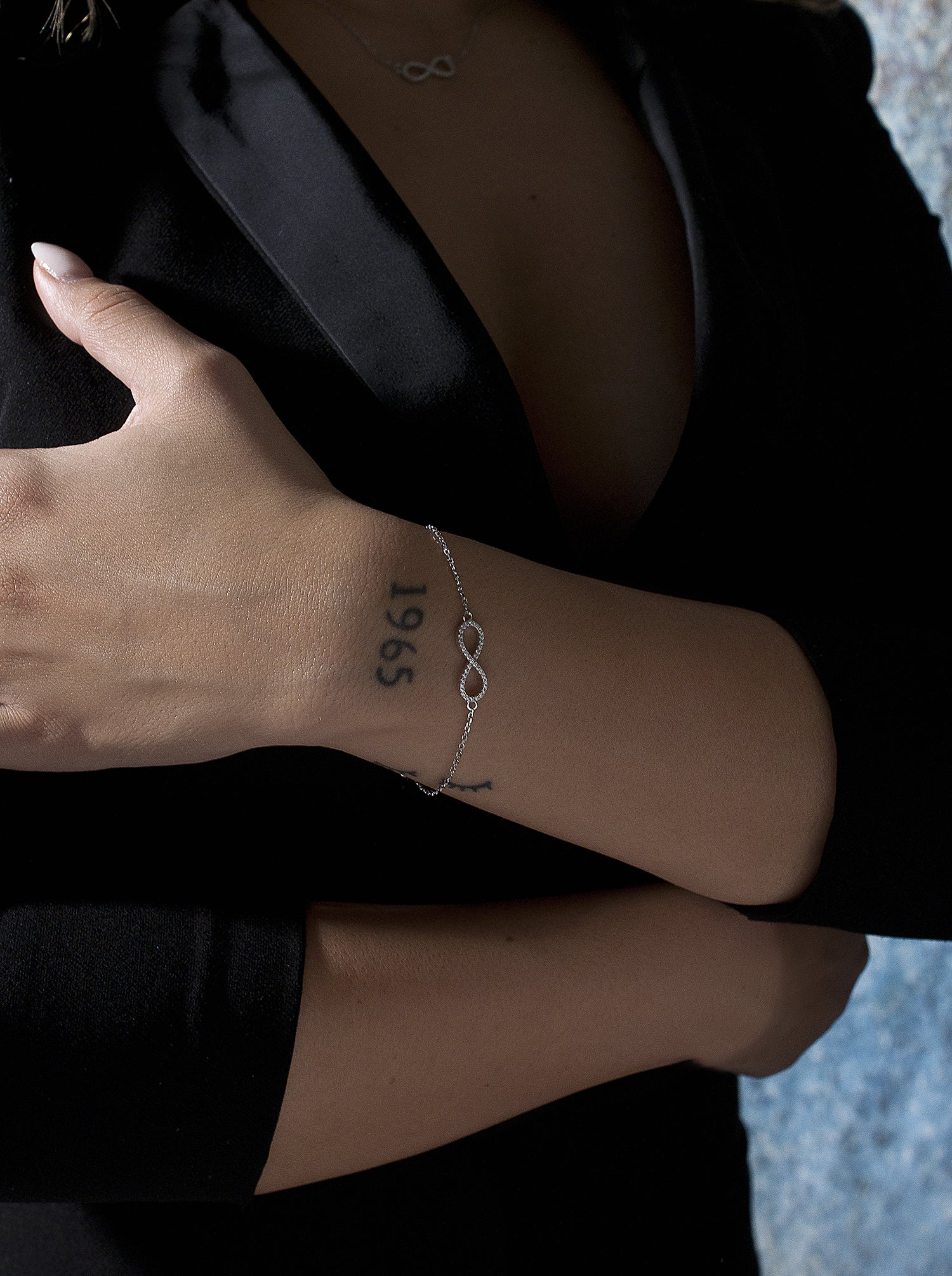 Pulseras finas de plata diseño infinito con circonitas