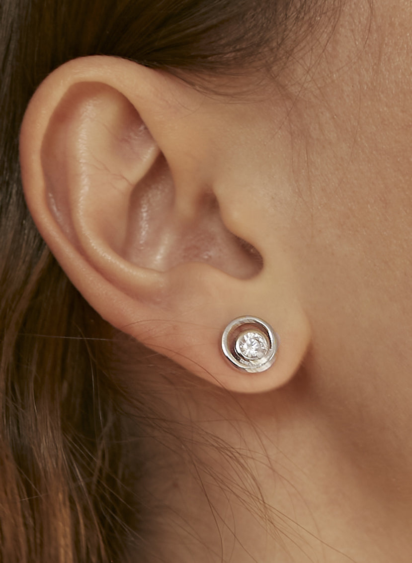 Boucles d'oreilles puces en forme d'hélice avec zircon cubique central