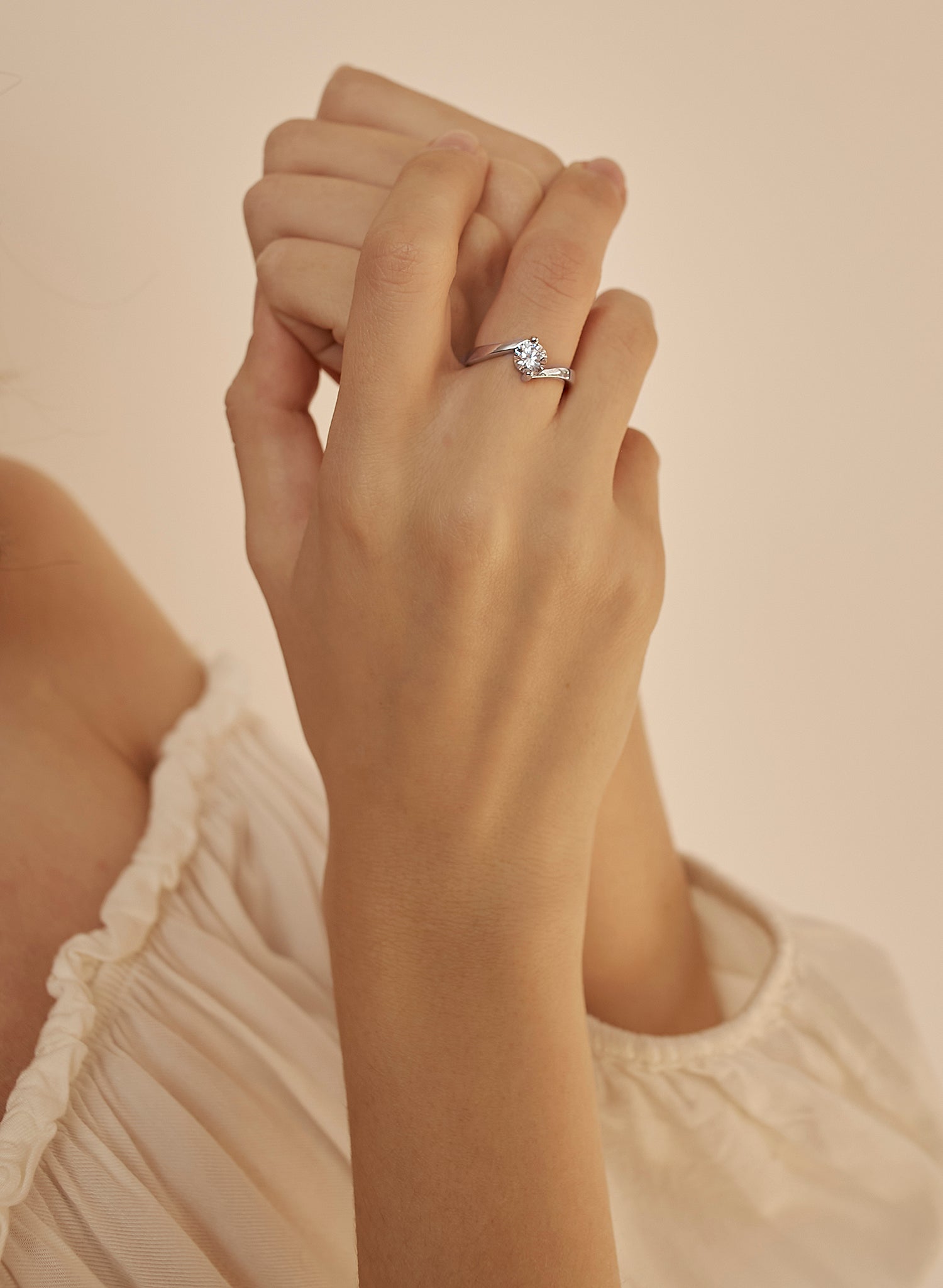 Anillo solitario de plata diseño arqueado con cuarzo adamantino